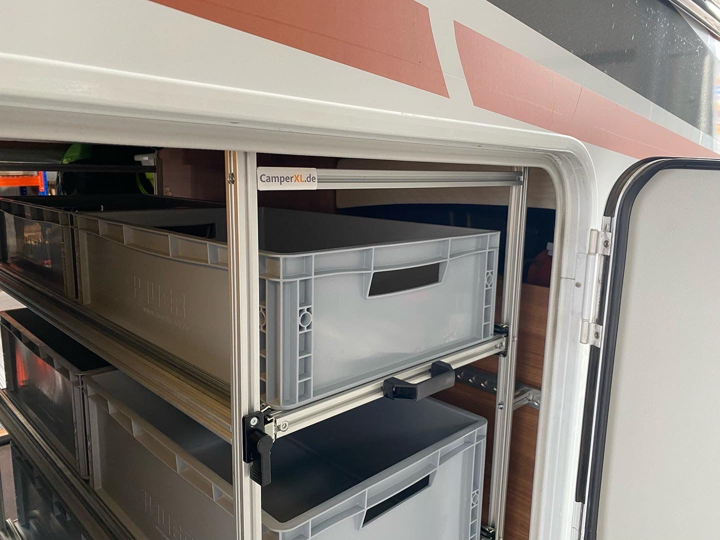 Weinsberg CaraCompact Edition Pepper Wohnmobil Regal mit Auszügen