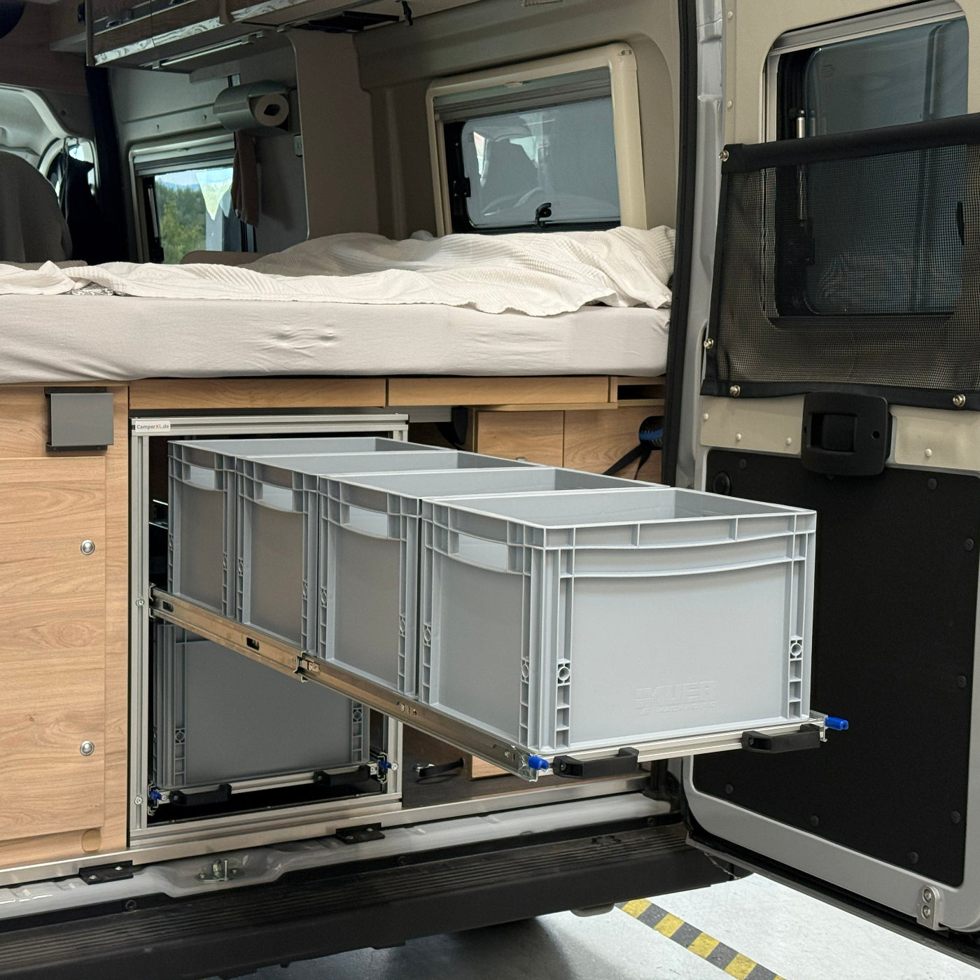 Stabiler Heckauszug mit 2 Etagen für den Dethleffs Globetrail Advantage - Etagen sind jeweils mit Vollauszüge ausgerüstet die im eingefahrenen und ausgefahrenen Zusatnd verriegeln