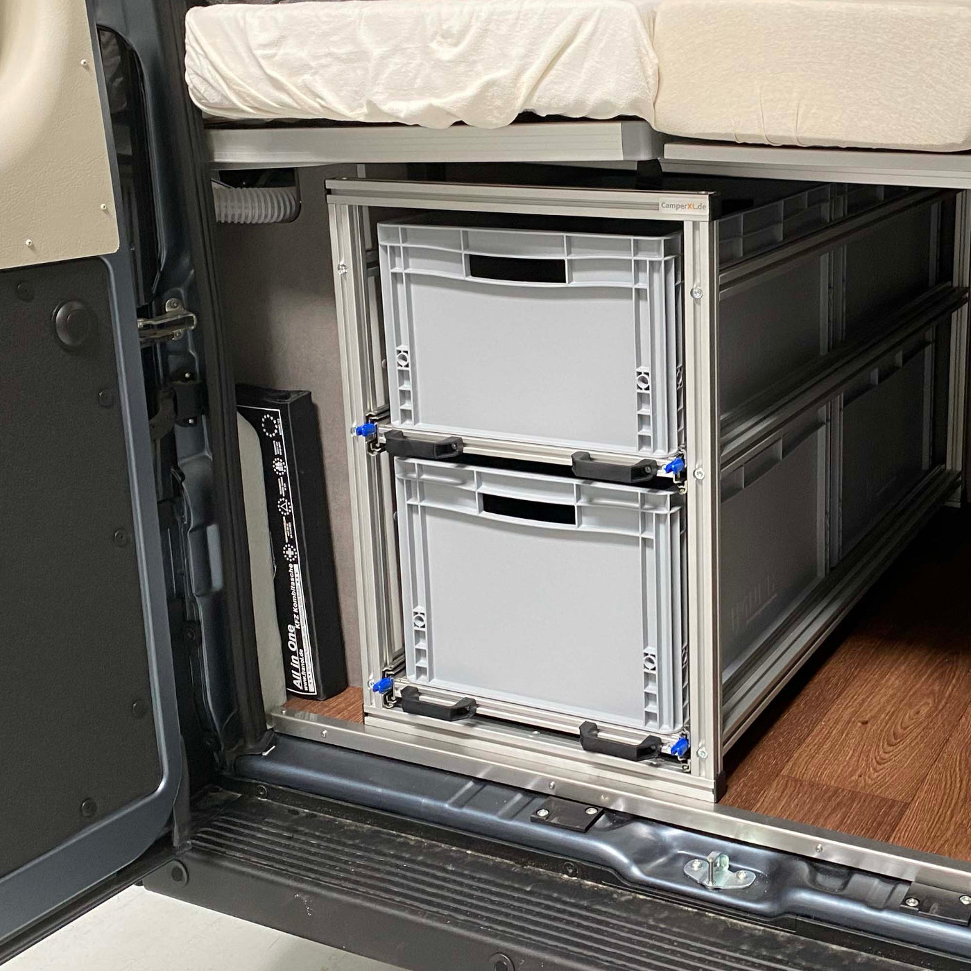 Heckauszug Pössl Summit Shine 600L Auszüge eingefahren mit Euroboxen