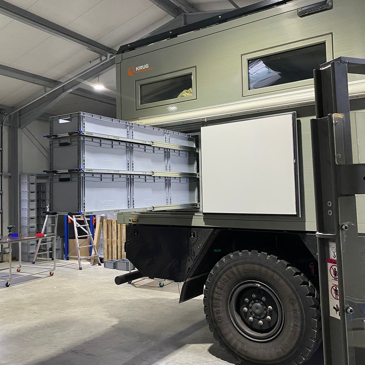 Wohnmobilregal in Expeditionsfahrzeug Krug