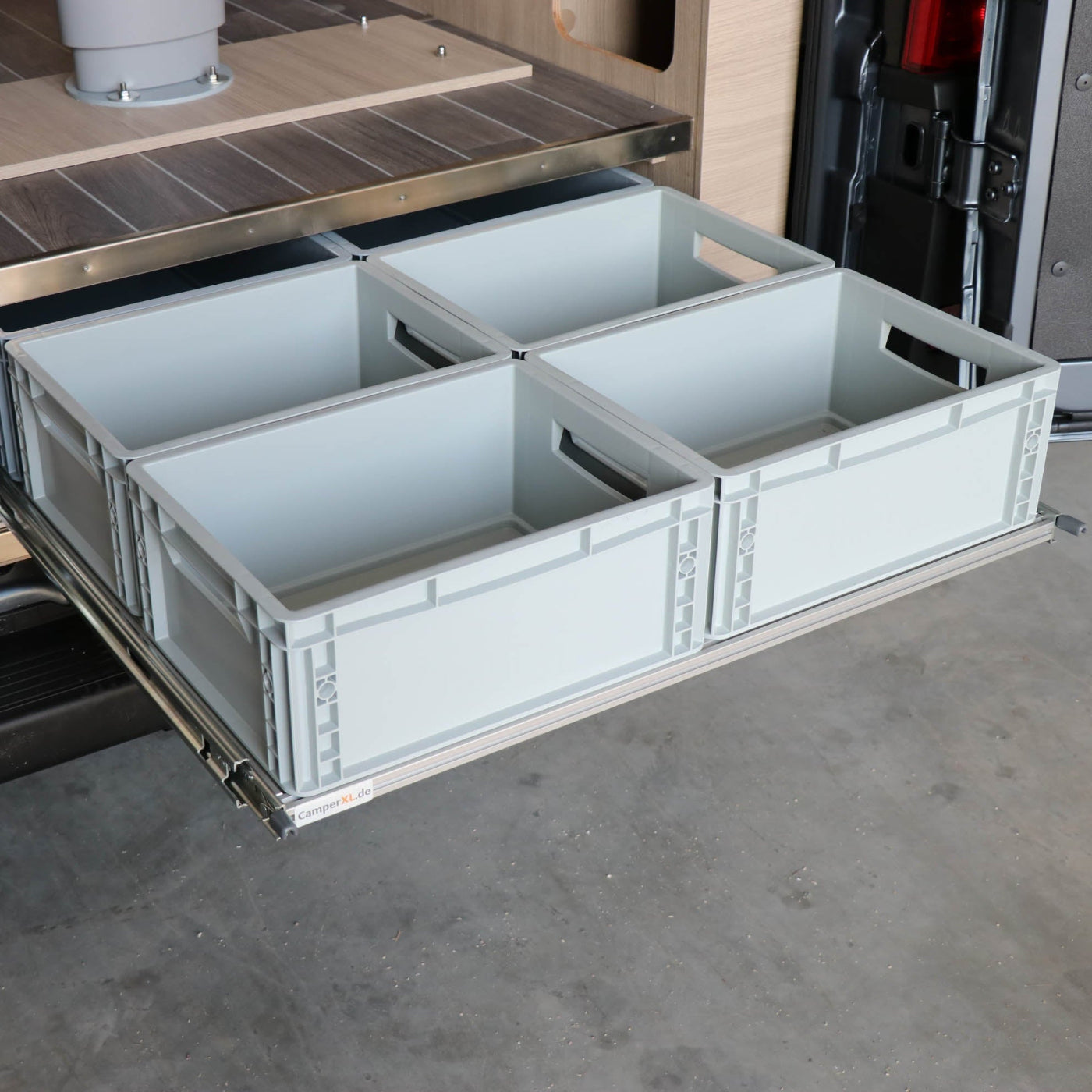 Detailaufnahme Schwerlastauszug-Schiene im Forster Camper Heckauszug