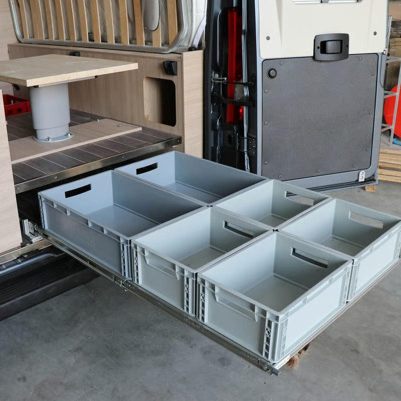 Flacher Heckauszug in einem Camper der Marke Forster. Komplett ausgezogen mit Euroboxen