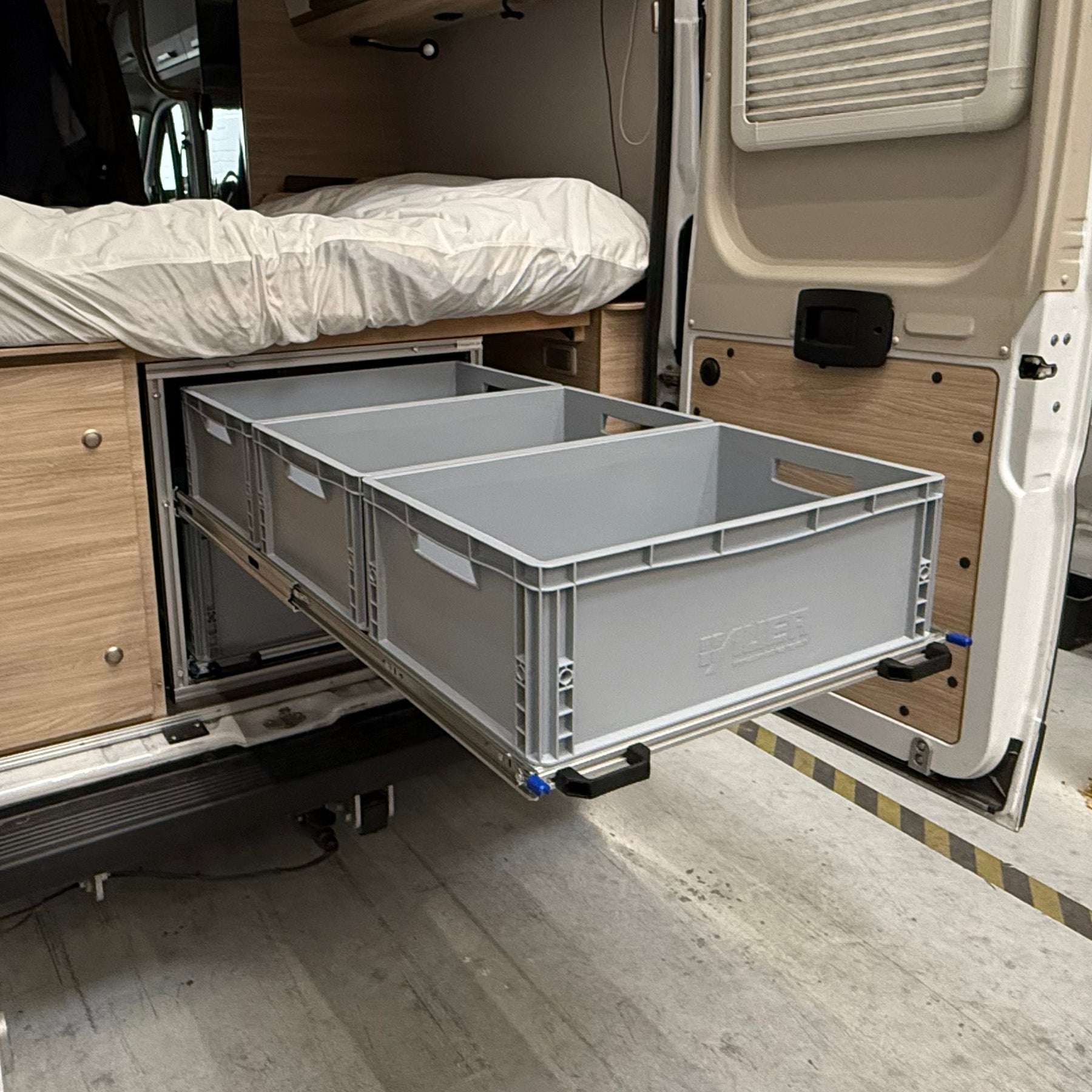 Zweistufiger Heckauszug im Knaus Boxstar, 670 mm hoch, 710 mm breit und 1215 mm tief, bestückt mit sechs großen Euroboxen in 320-mm- und 220-mm-Höhen.