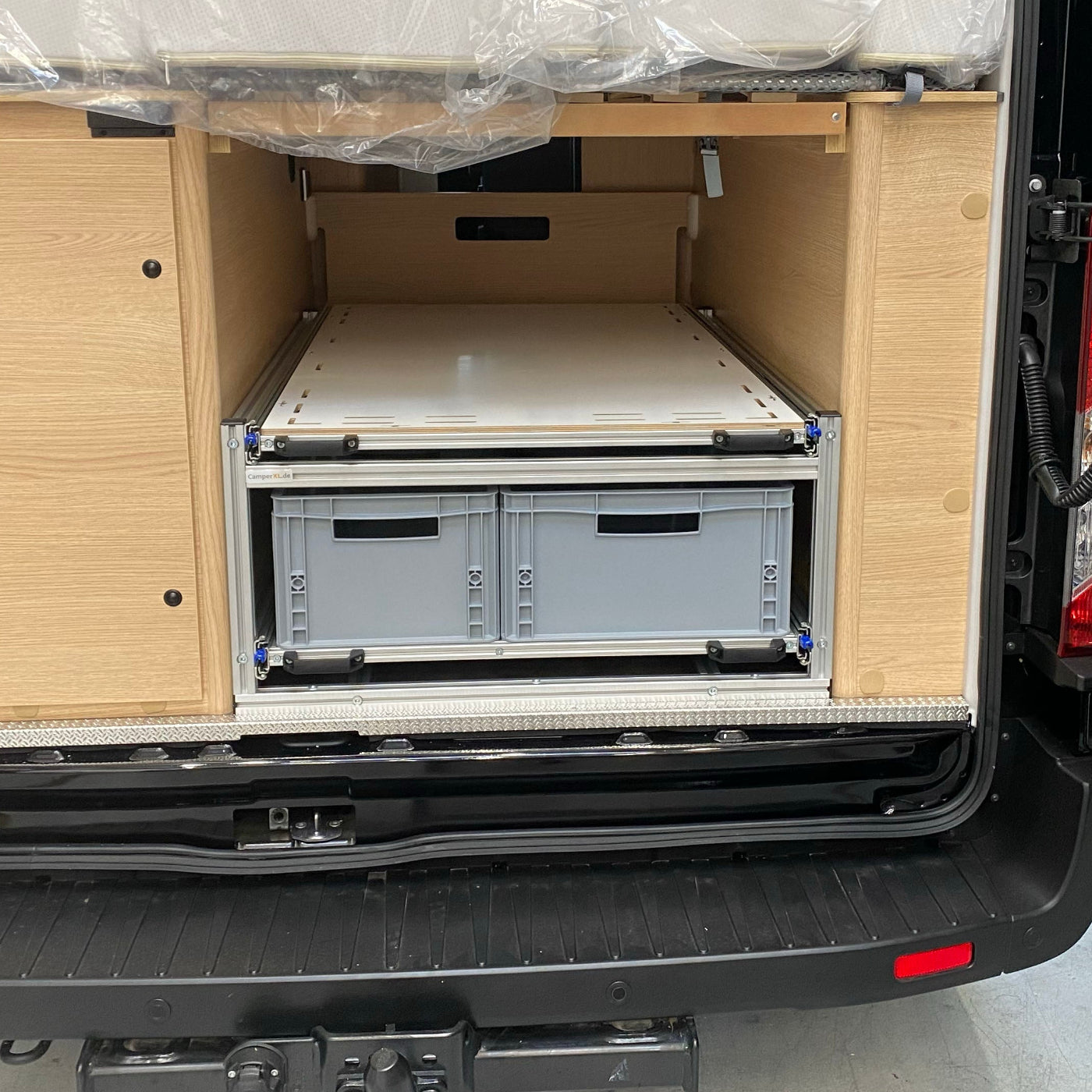 Heckauszug für Sunlight Cliff 590 4x4 - 1.Etagen für Euroboxen optimiert - 2. Etage als Plattformauszug mit Multiboard