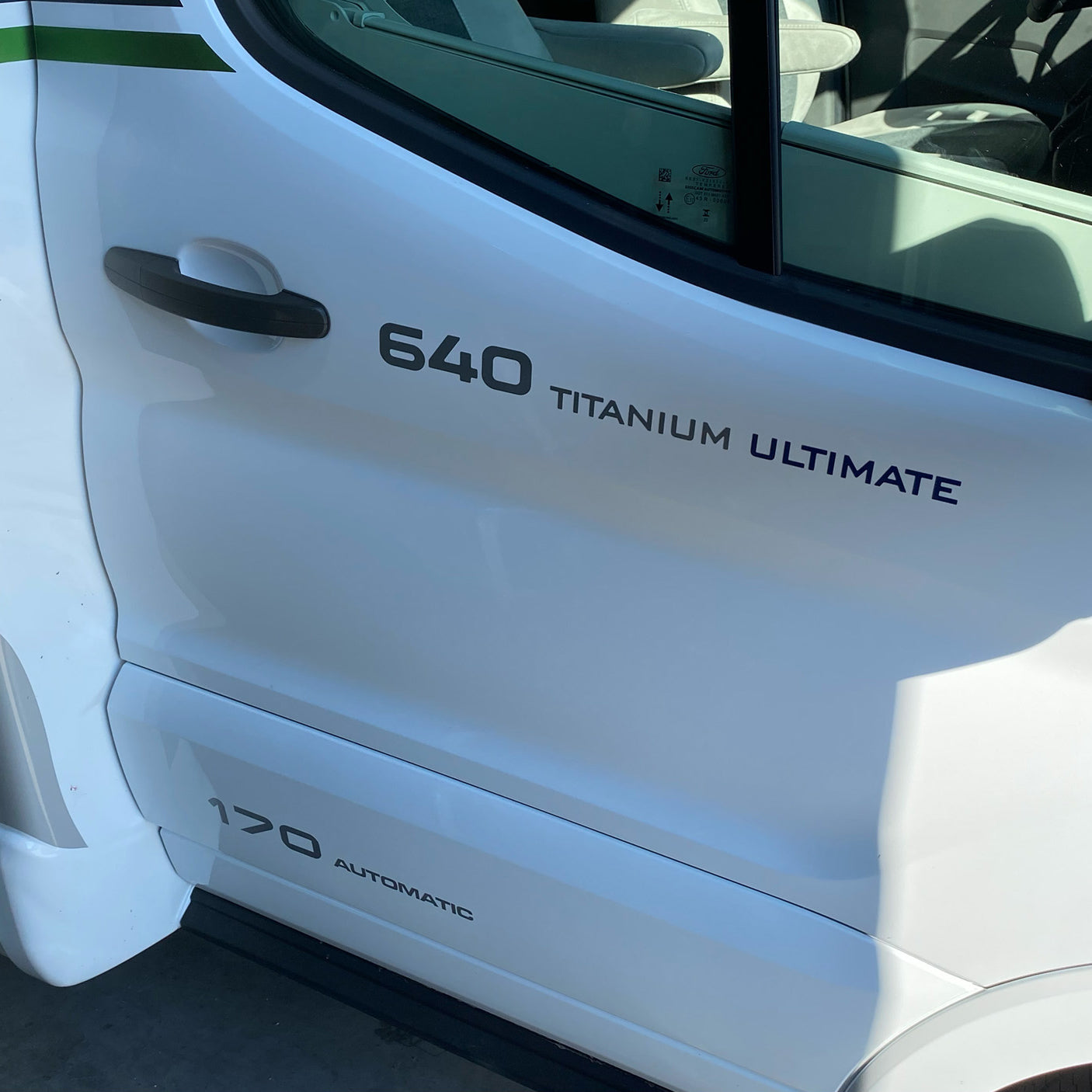 Chausson 640 Wohnmobil Regal mit Auszügen