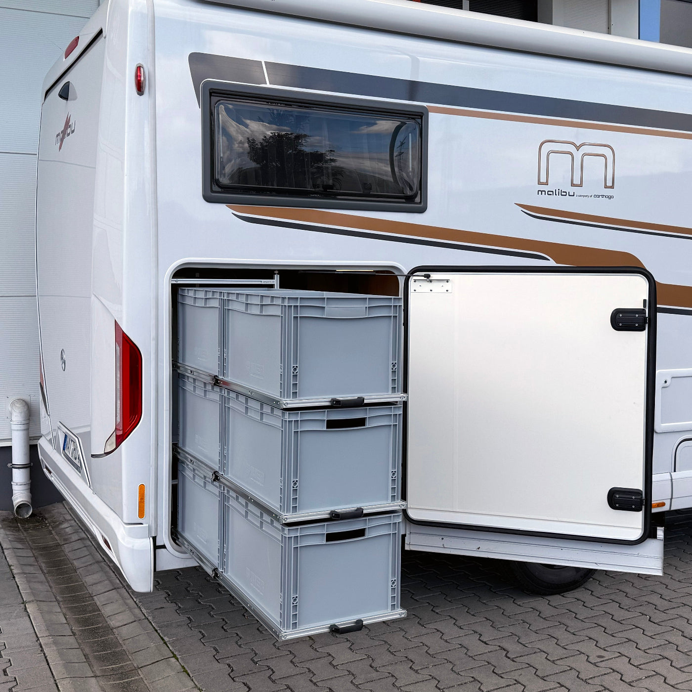 Malibu Wohnmobil Heckgarage mit ausziehbarem Regalsystem für Euroboxen